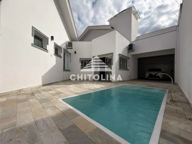Casa à venda no Centro com 3 suítes e piscina — R$ 2.300.000