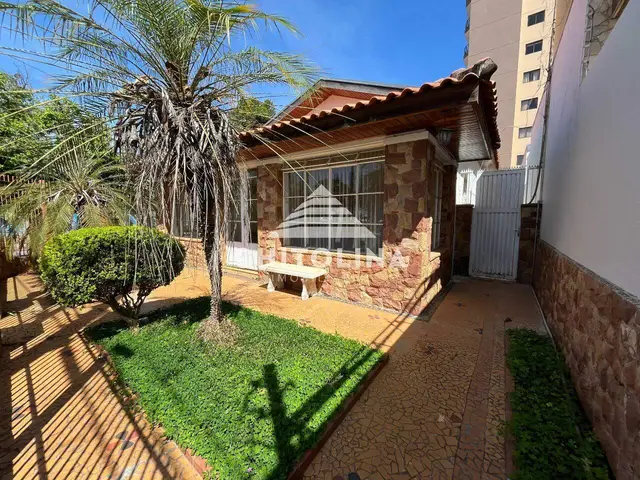 Casa à venda na Vila Rosa, Itapetininga: 6 quartos, 2 vagas, esquina